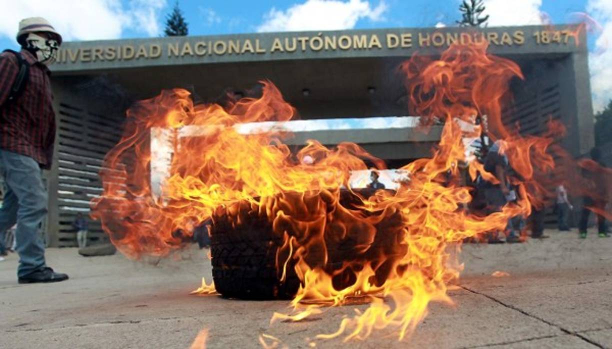 Los manifestantes también prendieron fuego a llantas a la salida de la Unah.