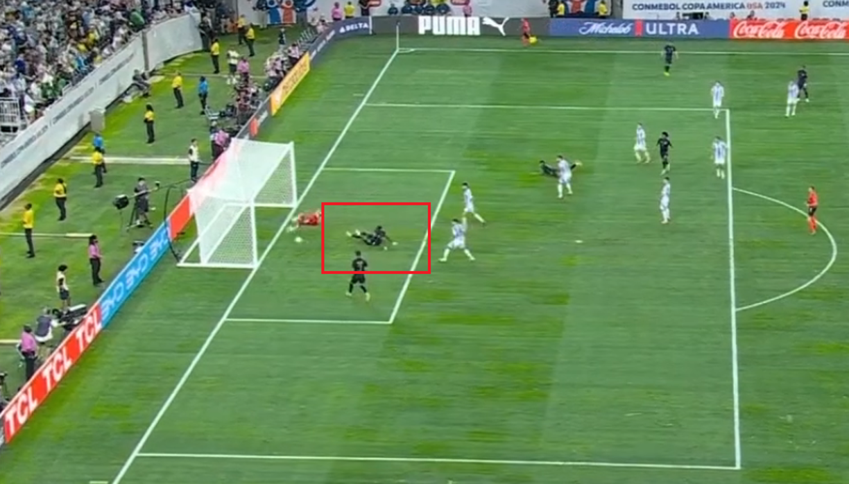 Hubo polémica: Un sector señala que el gol de Ecuador no debió de haber contado ya que el jugador ecuatoriano Caicedo interfirió en el tanto macado por su compañero Kevin Rodríguez.