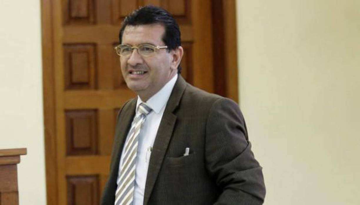 Habría incurrido en corrupción significativa al cometer fraude para mantener indebidamente en vigor un acuerdo de telecomunicaciones a cambio de sobornos y obstruyó las investigaciones sobre sus actos corruptos intimidando a periodistas.