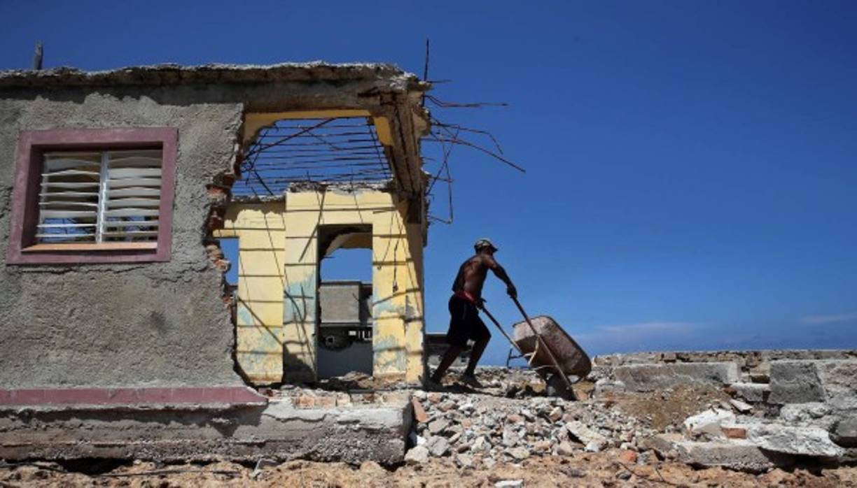 CUBA. persisten los daños causados por irma <br/>Un hombre bota escombros de las ruinas de su casa en Cojímar; más de 26,000 cubanos de los 1,7 millones evacuados aún no han podido retornar a sus casas.