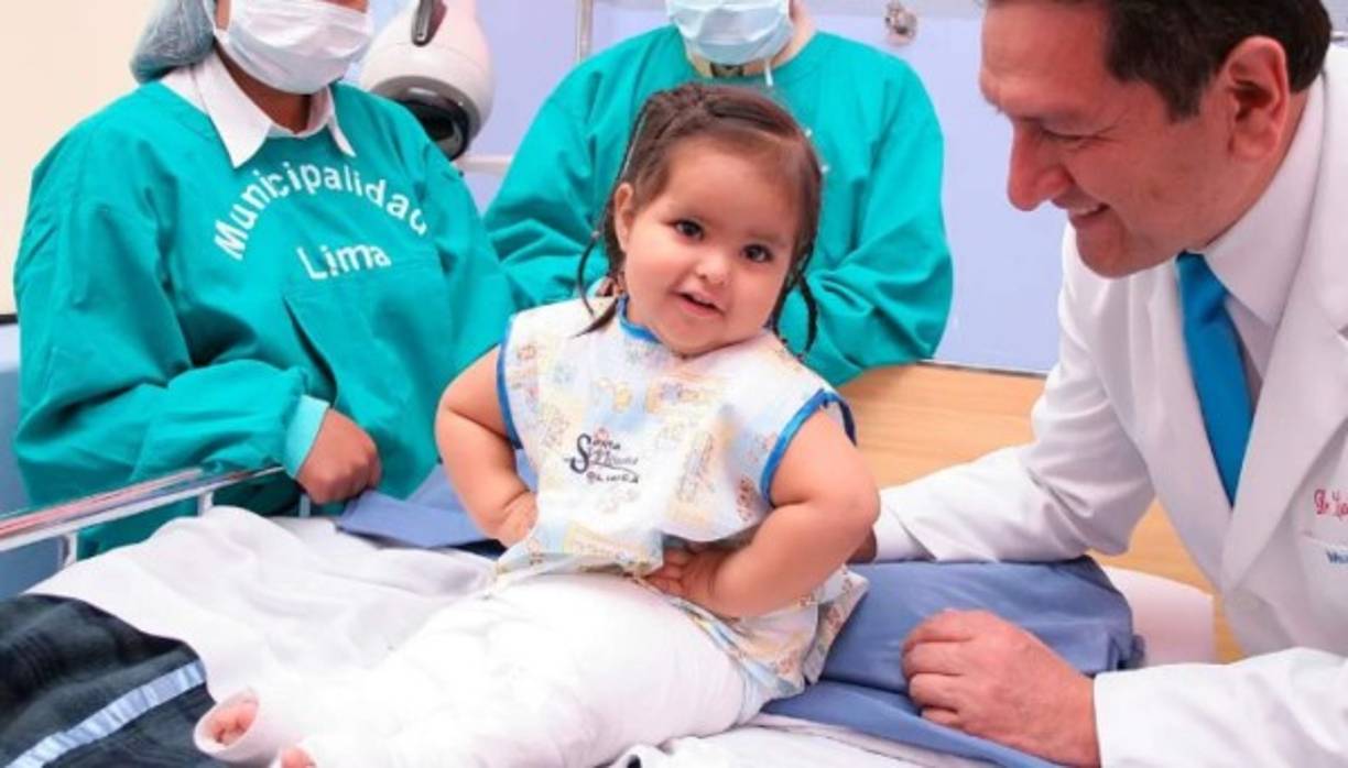 La 'niña sirena' de Perú, Milagros Cerrón, que nació con las piernas unidas por una malformación, murió a los 15 años a causa de una insuficiencia renal en un hospital de la ciudad andina de Huancayo, informó el viernes su familia.