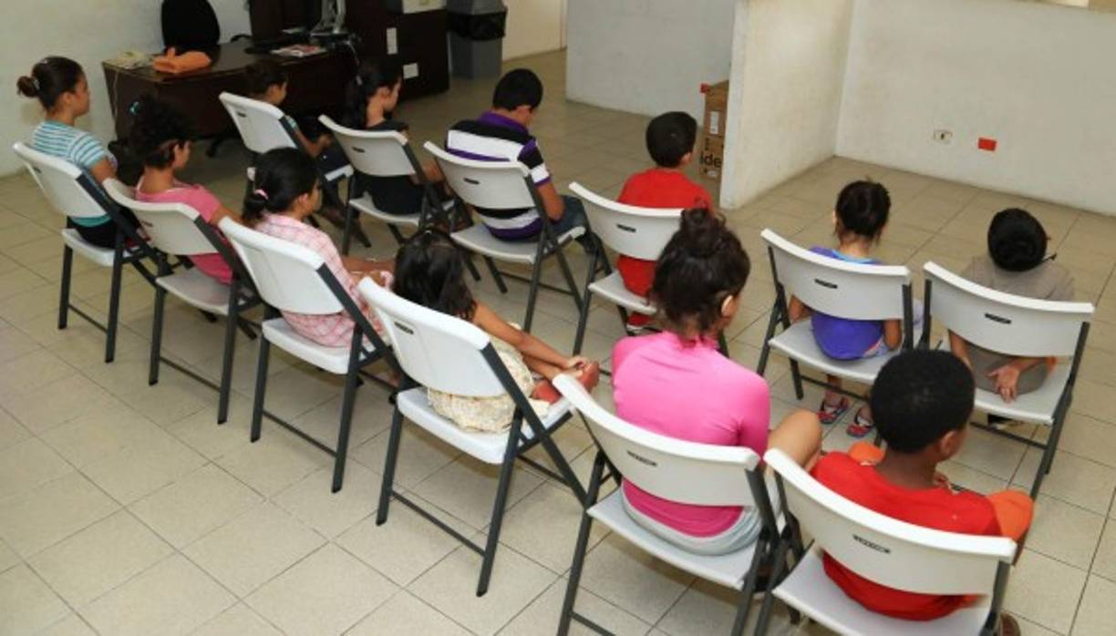 La mayoría de menores que salen de los albergues han sido entregados a sus parientes.