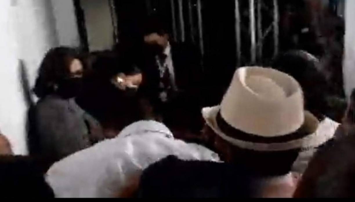 Rixi Moncada, quien presidió el CNE, ante la ausencia de su titular, Ana Paola Hall, fue empujada por un grupo de activistas políticos.