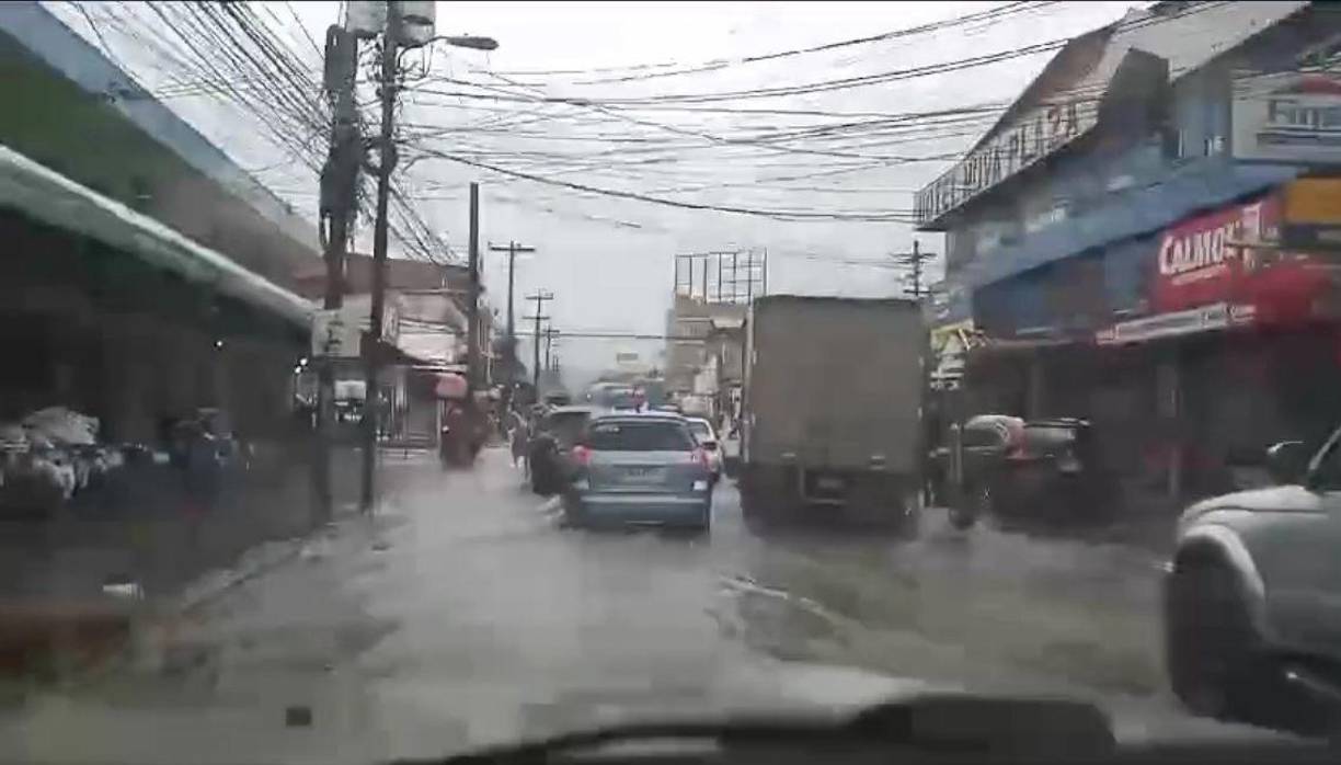 En la mañana de este lunes, los efectos de las lluvias ya comienzan a ser evidentes en la vulnerable San Pedro Sula. 