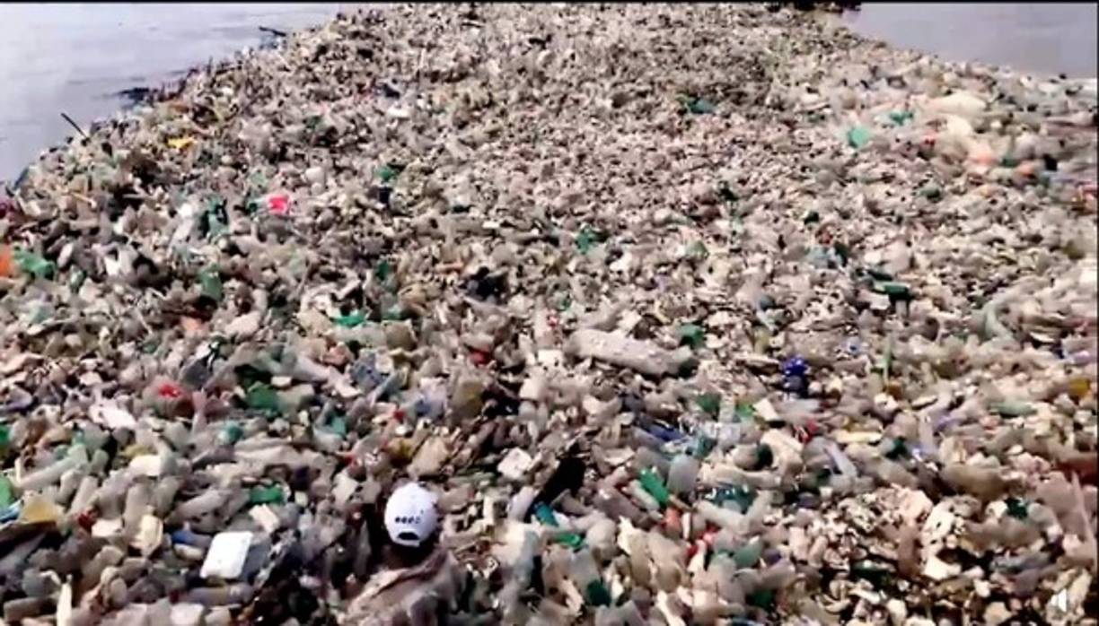 La basura que el río Motagua traslada de Guatemala a las playas de Omoa y Puerto Cortés es un mal de nunca acabar que afecta a estos dos municipios turísticos, los cuales piden soluciones sostenibles y cooperación de parte del vecino país.