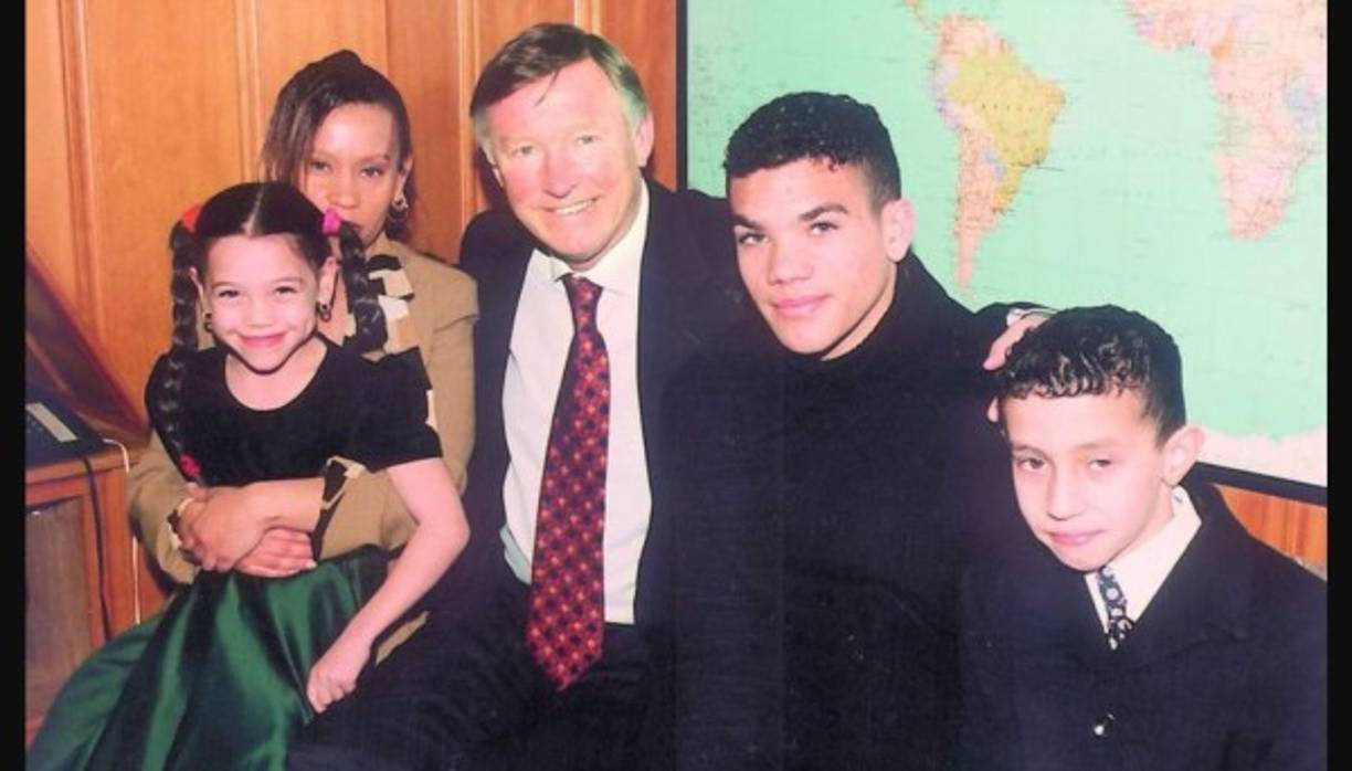 Calliste junto a Ferguson y su familia en Manchester. Foto: The Sun<br/>