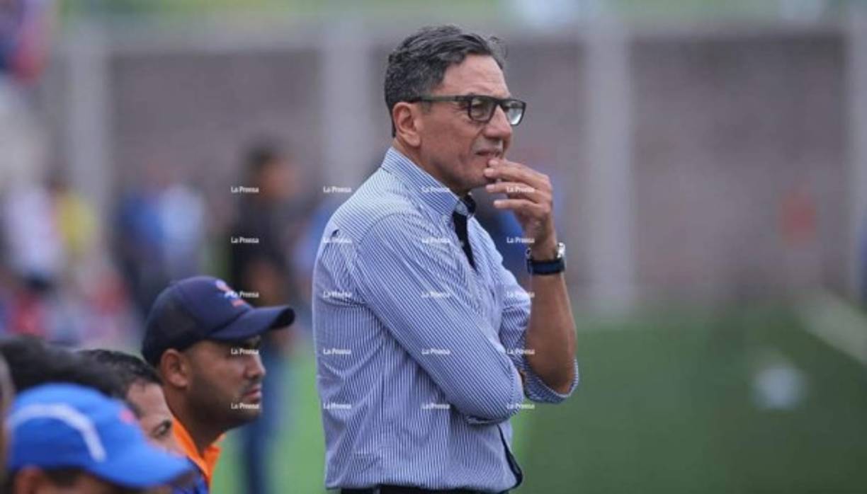 El entrenador Salomón Nazar se vio preocupado en varios tramos del partido por el accionar de su equipo.