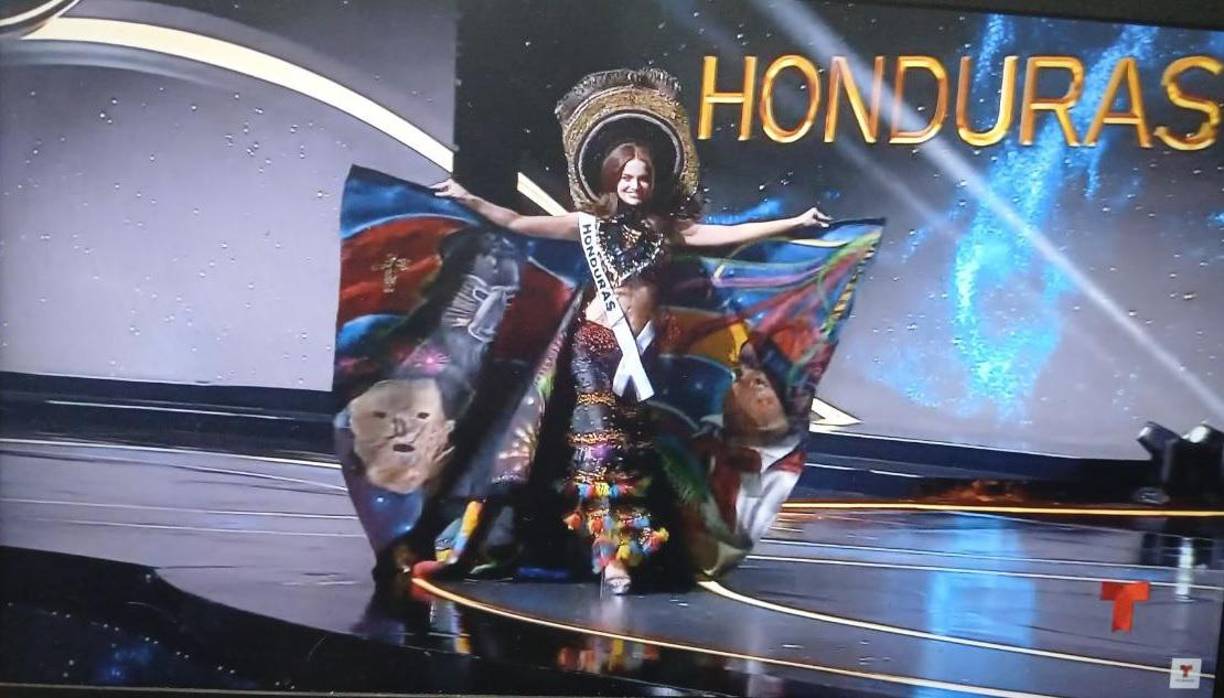”Este año con el traje de Miss Honduras estamos jugando con la búsqueda de la teatralidad de las tierras hondureñas”, agregó.