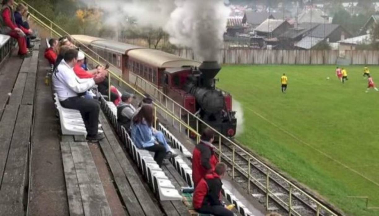 Esta cancha es bien especial pues un ferrocarril cruza en el espacio entre la cancha y las gradas en Eslovaquia.