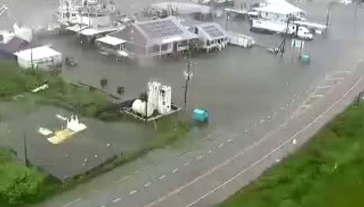 Aunque se prevé que el gigantesco ciclón toque tierra en la 'tarde' de este domingo, fuertes lluvias y vientos azotan partes de Florida, Alabama y Luisiana.