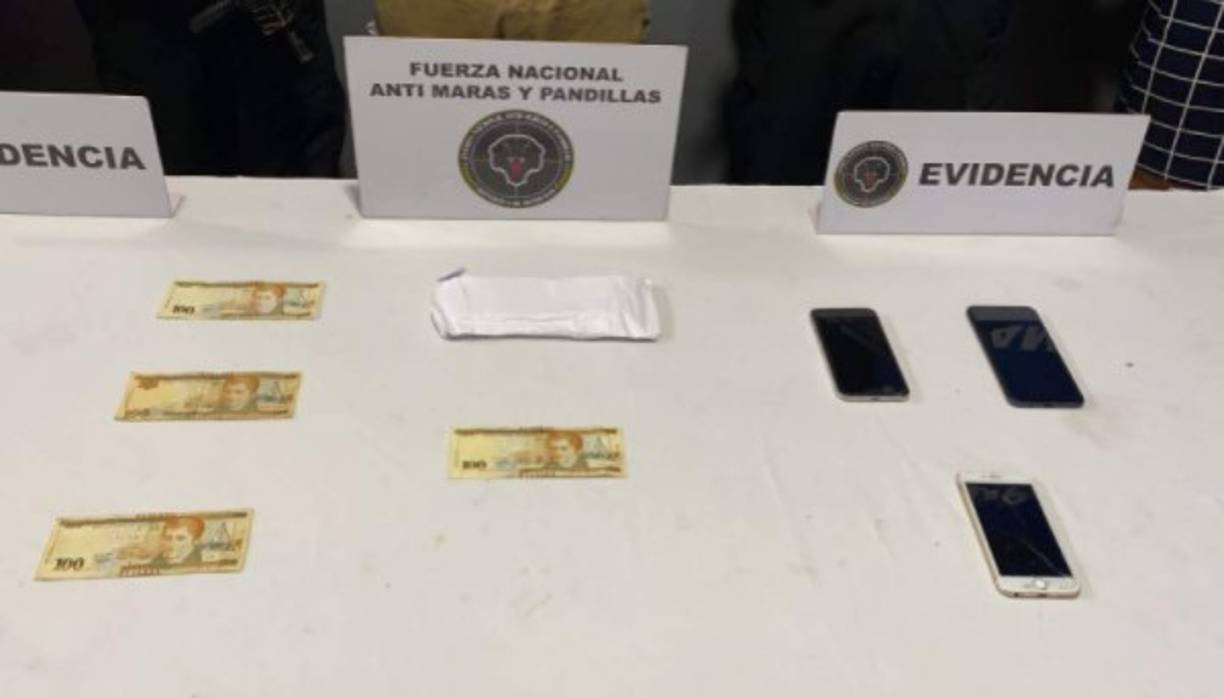 Les decomisaron dinero en efectivo producto del cobro de la extorsión, varios teléfonos celulares y una motocicleta, informó la FNAMP.