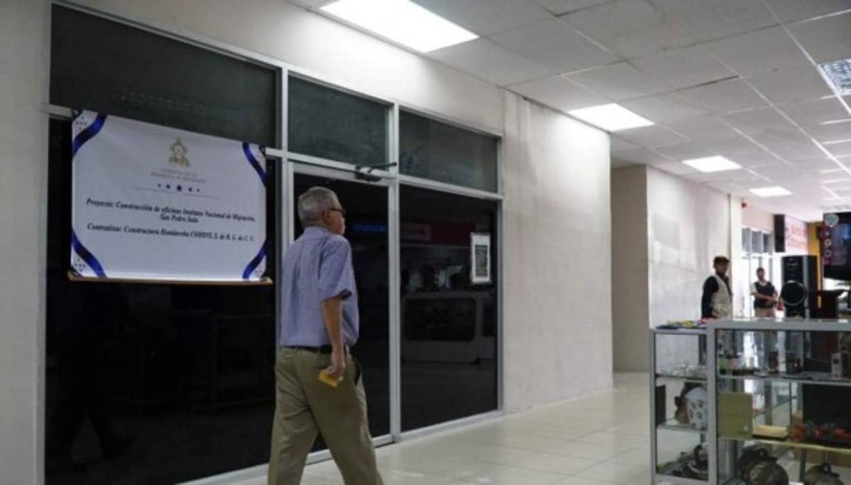 Recuerde utilizar mascarilla y mantener la distancia al acudir a las oficinas del INM.