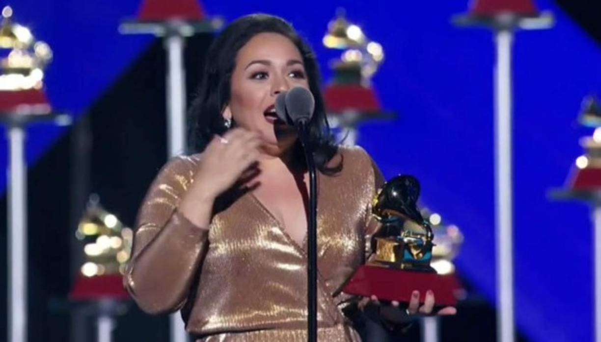 El trofeo a la Mejor Canción Alternativa fue para “Vez Primera” de Carla Morrison. Ella recibió el trofeo con un mensaje sobre Donald Trump. “No dejemos que ningún cabrón naranja nos quite la libertad mental y espiritual que tenemos”.