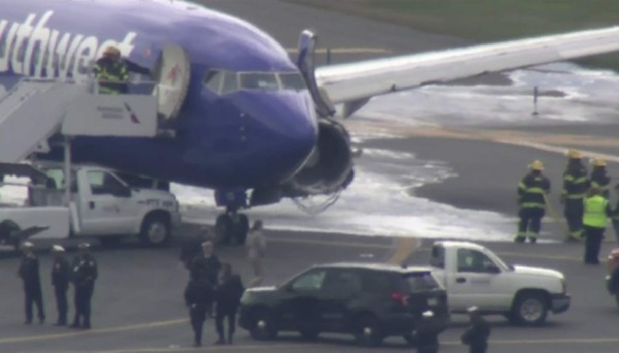 En las imágenes del avión en la pista del aeropuerto de Filadelfia, captadas por las televisiones locales, se puede ver el propulsor izquierdo deformado y rodeado de espuma contra incendios, junto a un grupo de bomberos.