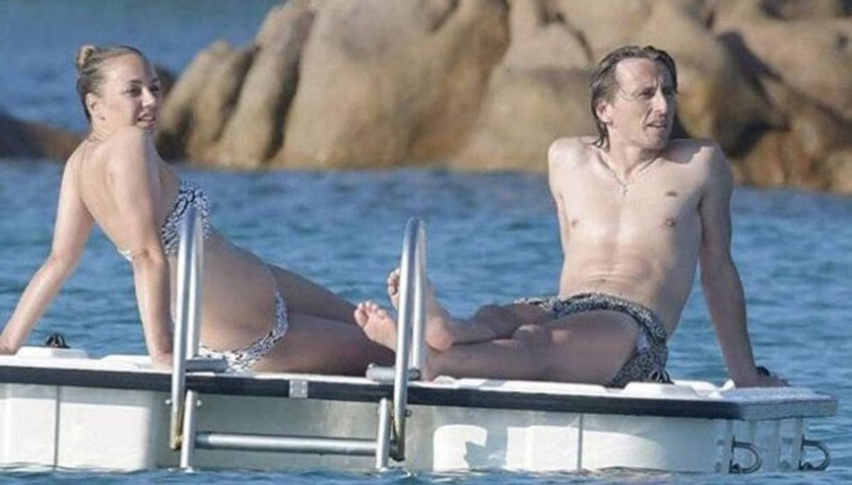 Tras varios rumores sobre su futuro, Modric ha sido captado con su disfrutando en nada más y nada menos que en Italia.