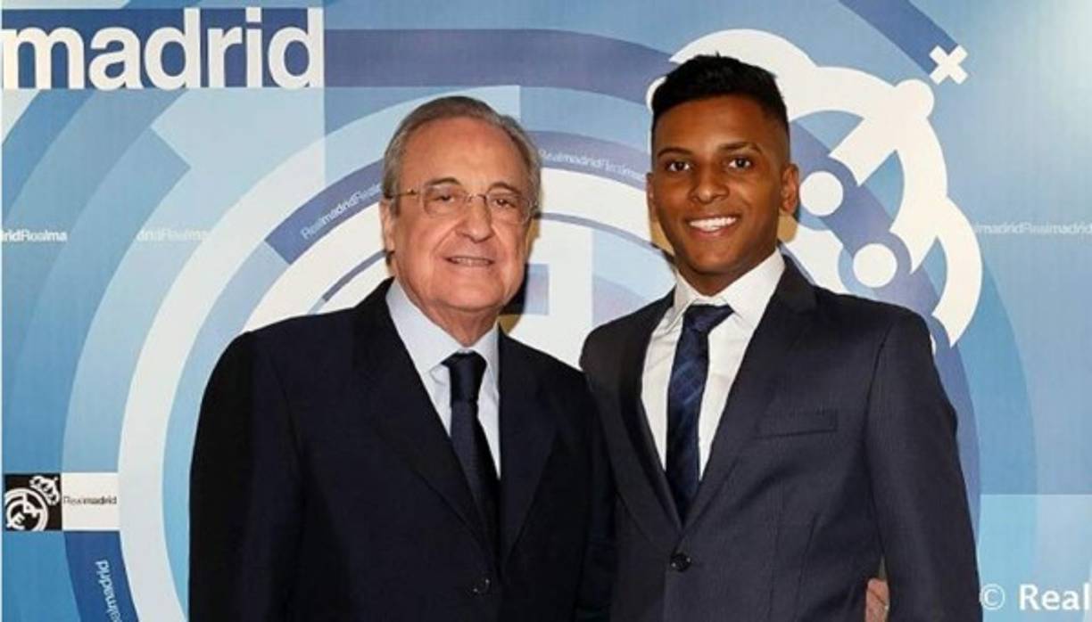 El nuevo fichaje madridista Rodrygo Goes acudió al Santiago Bernabéu para presenciar el partido del Real Madrid ante el Melilla. El delantero brasileño, que se incorporará al club blanco en julio de 2019, saludó a Florentino Pérez y se fotografió con él en los prolegómenos del partido.