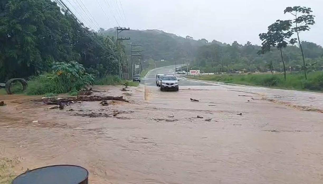 Frente a la municipalidad de Roatán, esta quebrada se desbordó.
