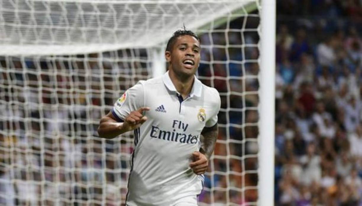 Mariano Díaz: Medios españoles que el delantero no entra en los planes de Ancelotti y por lo tanto tendría sus días como jugador del Real Madrid. El problema al parecer es que el atacante no quiere irse del cuadro blanco. Foto AFP.