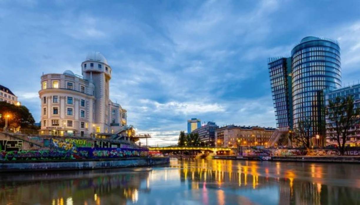 Viena obtuvo un resultado 'casi perfecto' de 99,1 puntos en el ránking de The Economist, convirtiéndose en la mejor ciudad del mundo para vivir. Esta urbe con un transporte urbano sumamente ordenado y a precios asequibles. Además ofrece todo tipo de entretenimiento a sus residentes, que van desde museos, teatros, ópera y estadios deportivos.