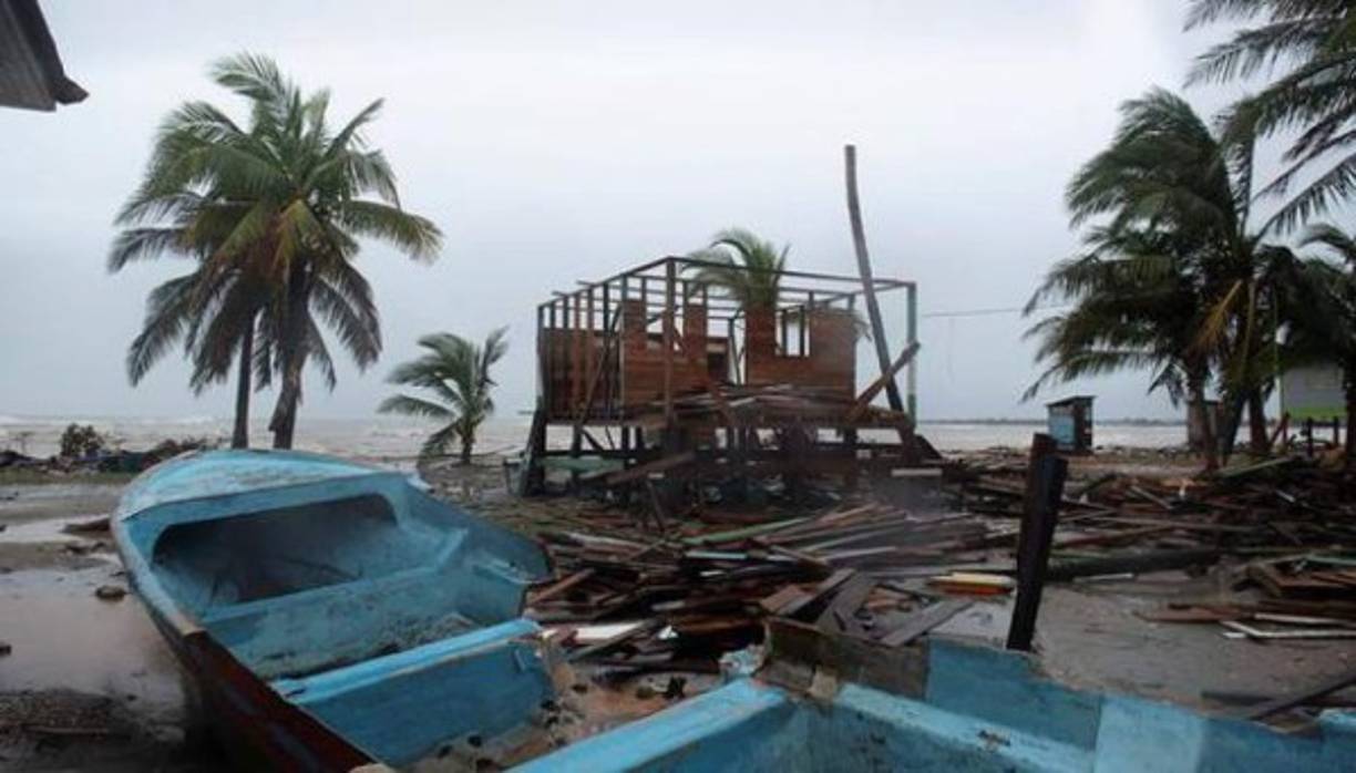 Sedes religiosas, escuelas que fungían como centros de albergue y viviendas también perdieron sus techos, algunos de los cuales amenazaron la vida de personas que se arriesgaban a andar en la calle en medio del vendaval, según informaron diferentes pobladores de Bilwi, en sus redes sociales.