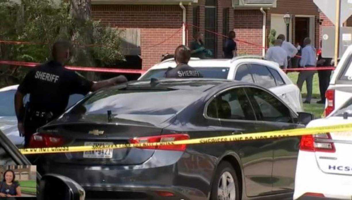 Los agentes del alguacil del condado de Harris llegaron a la casa alrededor de las 5:25 am.