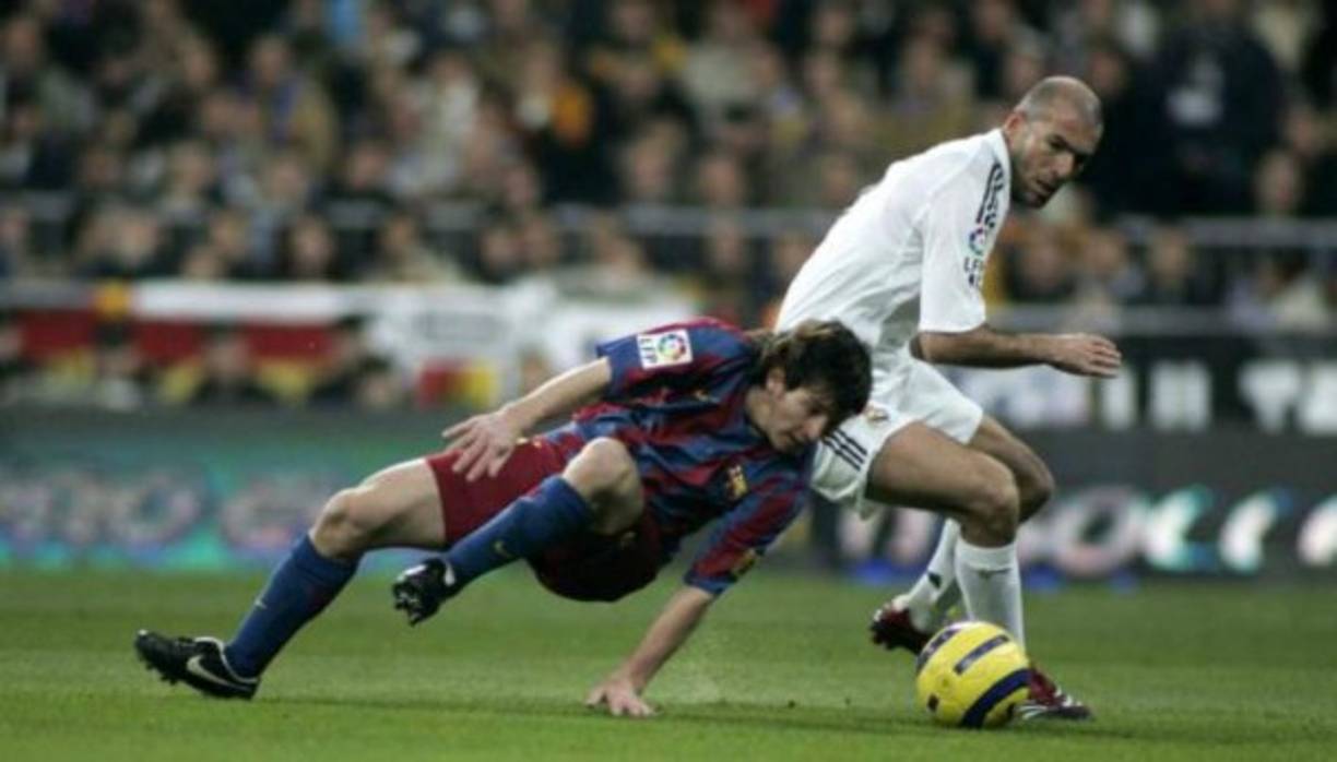 Zinedine Zidane, actual técnico de los blancos, enfrentó a Lionel Messi en clásicos Real Madrid-Barcelona.
