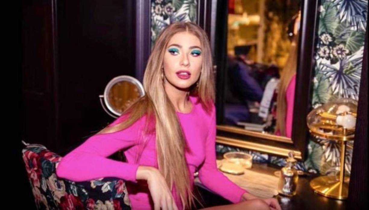 Es por eso que muchos influencers recurren a engaños para aumentar el interés de las marcas en sus perfiles. Tal es el caso de la modelo Natalia Taylor, que se viralizó por fotografiarse en una tienda de Ikea para hacer creer que estaba en Bali de vacaciones.