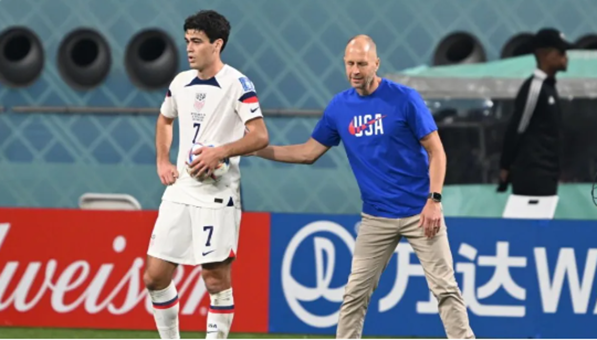 La controversia se convirtó en un conficlto público que involucra a Berhalter,<b> Claudio Reyna (</b>excapitán de la selección, Danielle Egan Reyna (padres del jugador Gio Reyna), <b>Rosalind Santana Berhalter</b> ( esposa del entrenador) y a <b>Gio Reyna</b>, el mediocampista de 20 años.