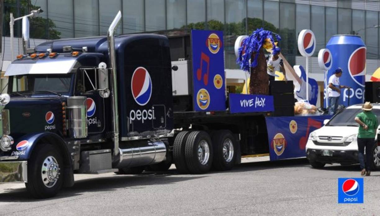 Las carrozas se instalaron desde muy temprano en la avenida San Isidro que es el epicentro de la diversión en el marco del carnaval de La Ceiba.