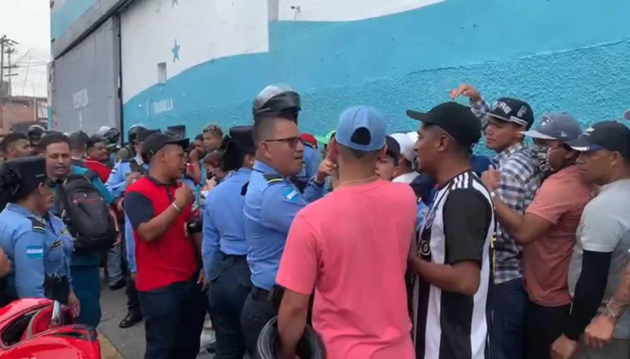 Algunos aficionados denunciaron que otros hinchas se metieron a la fila y los elementos policiales los sacaron.