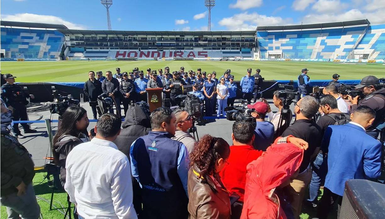 El Ministro de Seguridad y su equipo dejaron claro las prohibiciones que tendrán los aficionados. Son 8 anillos de control policial que tendrán este jueves.