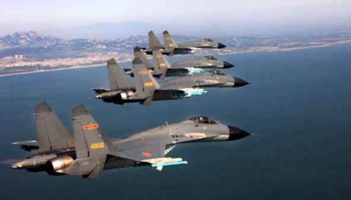 Según el ministerio, los aviones de combate de la Fuerza de Autodefensa Aérea de siete bases que van desde Hokkaido a Okinawa están revueltos para monitorear e identificar aviones de nacionalidad desconocida.