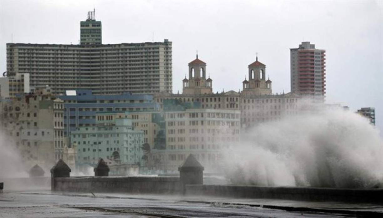 Millones de personas afectadas<br/><br/>La Cruz Roja Internacional informó que Irma ha afectado a 1.2 millones de personas, pero que la cifra podría subir a 26 millones.<br/><br/>De acuerdo a cálculos de la agencia Enki Research que toman en cuenta el valor de las propiedades en riesgo de ser destruidas, Irma podría ser el huracán más costoso de la historia, causando pérdidas por valor de 120.000 millones de dólares en Estados Unidos y en las islas del Caribe.