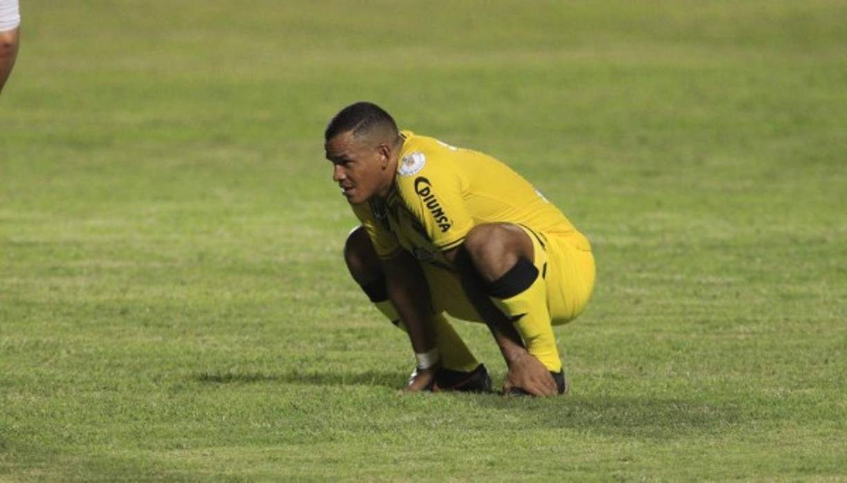 Rony Martínez no podía creer el gol que falló ante el Motagua.