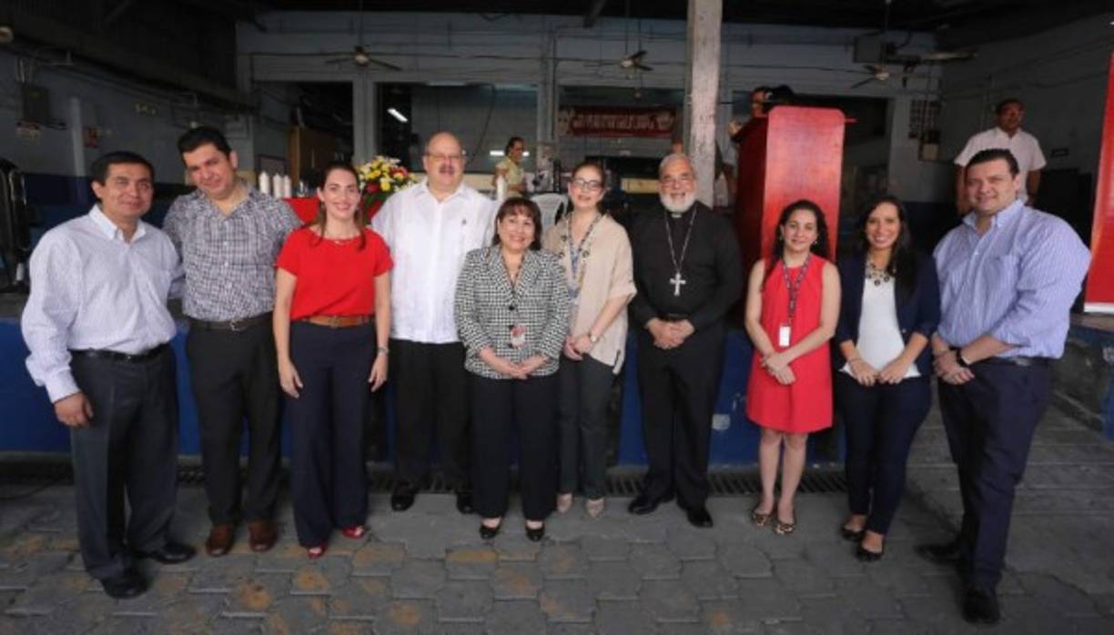 Denis Oliva, Luis Fuentes, Lizza Handal, Jorge Canahuati, María Antonia Fuentes, Ruth Marie Canahuati, monseñor Rómulo Emiliani, Paulina Kattán, Rosa Elena Guerrero y Leonardo López .