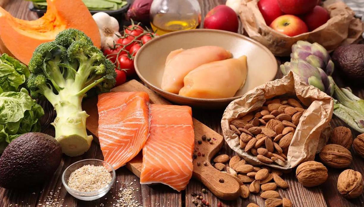 A partir del estudio, y dentro de la prudencia, pues se necesitarán más investigaciones para ahondar en el tema, la investigadora aconseja que el aporte de alimentos se realice principalmente durante las horas de sol del día y que “<b>el mayor aporte de calorías en el día se haga en el desayuno y la comida, en lugar de hacerlo en la merienda y la cena</b>”.