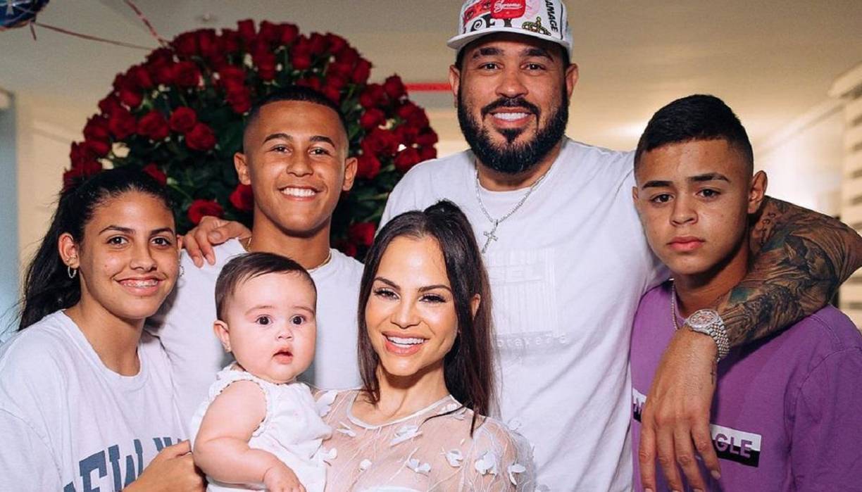 El productor musical hizo un en vivo en su cuenta de Instagram al momento en que iba de camino a entregarse a las autoridades. Durante el video mostró a su pareja y madre de su hija menor, Natti Natasha, quien le ha acompañado en todo momento. 