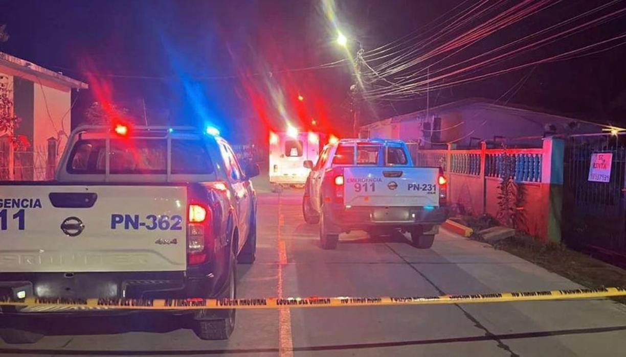 Al lugar de los hechos llegaron varias patrullas y también una ambulancia del 911. Paramédicos intentaron socorrer a las víctimas, pero ya era demasiado tarde. 