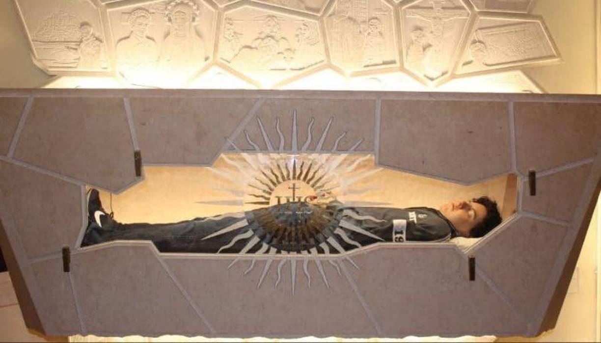 Una joven estudiante de Florencia, Valeria, sufrió un traumatismo craneoencefálico y los médicos le dieron muy pocas posibilidades de sobrevivir. Su madre Liliana peregrinó hasta la tumba de Carlo para orar por su ayuda y ese mismo día, su hija comenzó a respirar por sí sola, explicaron los medios vaticanos. 