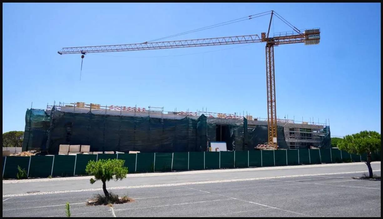 La urbanización tiene equipos de vigilancia 24 horas. Garantiza así la privacidad que desean Cristiano y Gio (así la llaman cariñosamente en su entorno. Fotos cortesía nypost.com.