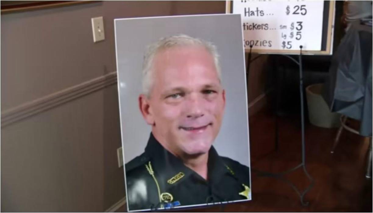 Se ve al oficial acercarse para revisarlo, pero Aguilar se resiste para que no le saque lo que guarda en el bolsillo de su pantalones cortos. Aguilar forcejea, pero en todo momento se le escucha decir: “Sorry”, “family” y pedir que se detengan, pero la lucha por esposarlo continúa y los agentes hacen su primera descarga eléctrica.