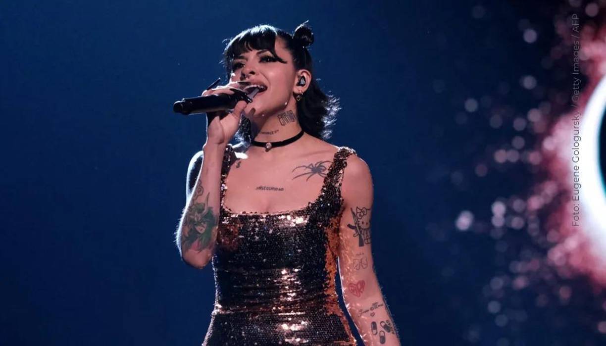 El evento se llevó a cabo en un ambiente cerrado e íntimo, donde los asistentes pudieron disfrutar de un decorado inspirado en el famoso personaje japonés, del cual la cantante es muy fan y elementos que reflejaban el estilo característico de Cazzu.