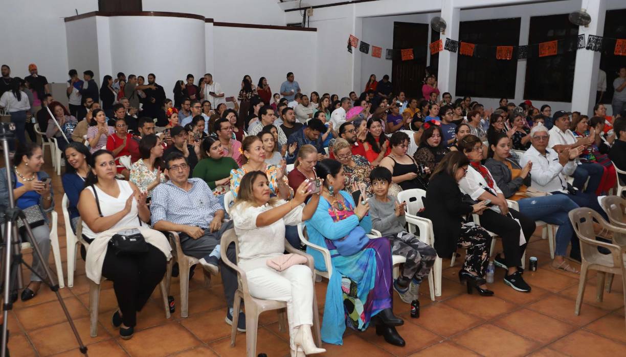 El público disfrutó del recital después de apreciar el altar de muertos. 