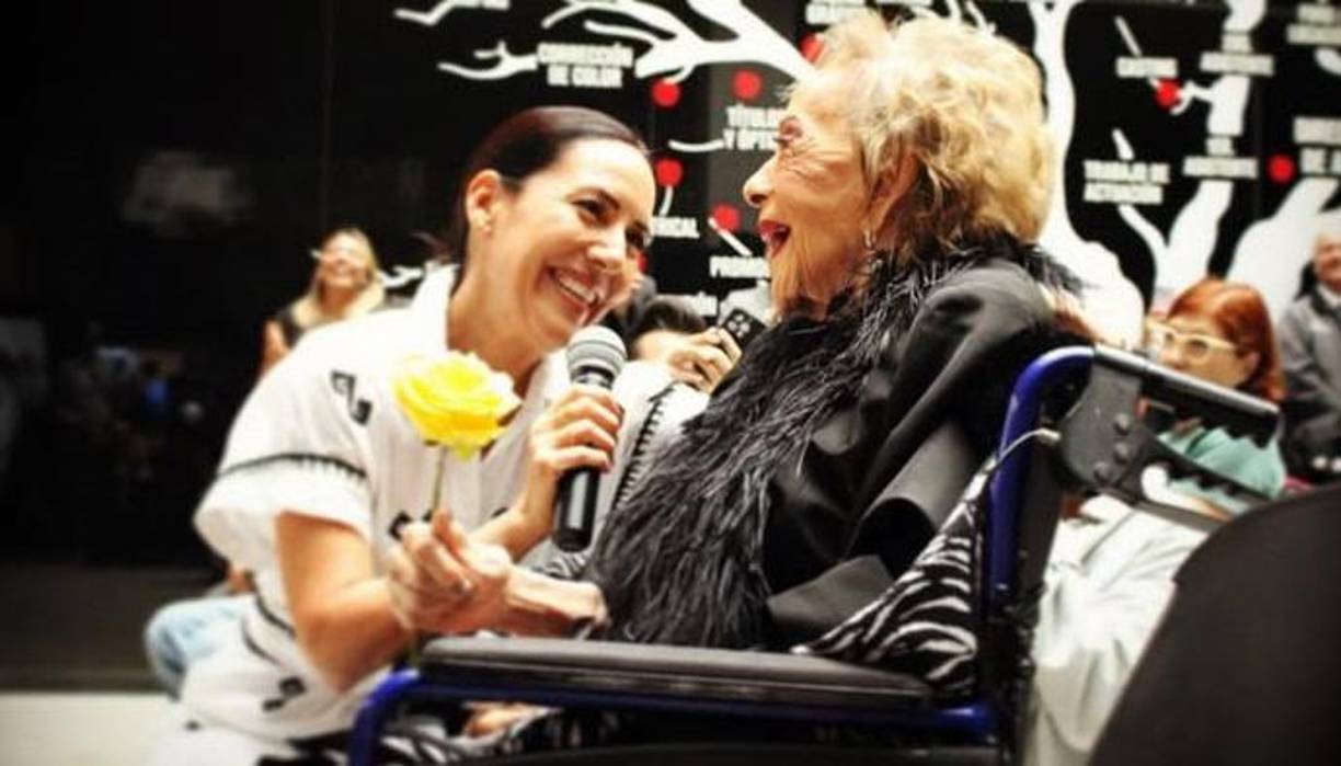 Las redes se han inundado de mensajes de amor hacía la actriz y también de recuerdos, fotos e imágenes que ensalzan la primera figura que fue su nieta. “Con todas mis fuerzas, con todo mi amor y con todo mi ser... ¡Gracias, abuela amada! Que en Paz Descanses, mi amada abuela”, publicó Stephanie Salas, hija de Sylvia Pasquel. 