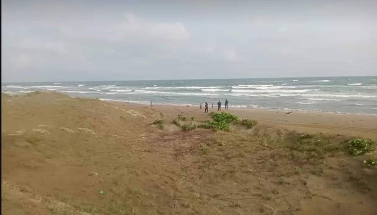 Eso no les importó a los migrantes, quienes decidieron echarse un chapuzón, tres de sus paisanos, entre ellos una menor de 17 años, lograron salir sanos y salvos, pero Danni Javier fue arrastrado por las olas.