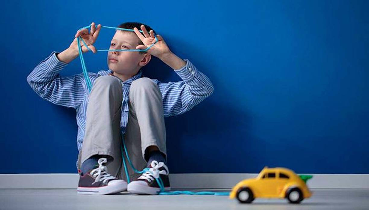 - Repite palabras o frases textuales, pero no comprende cómo usarlas<br />- No parece entender preguntas o indicaciones simples<br />- No expresa emociones ni sentimientos y parece no ser consciente de los sentimientos de los demás<br />- No señala ni trae objetos para compartir sus intereses<br />- Aborda interacciones sociales de forma inadecuada comportándose de manera pasiva, agresiva o perturbadora<br />- Tiene dificultad para reconocer señales no verbales, como la interpretación de las expresiones faciales de otras personas, las posturas corporales o el tono de voz