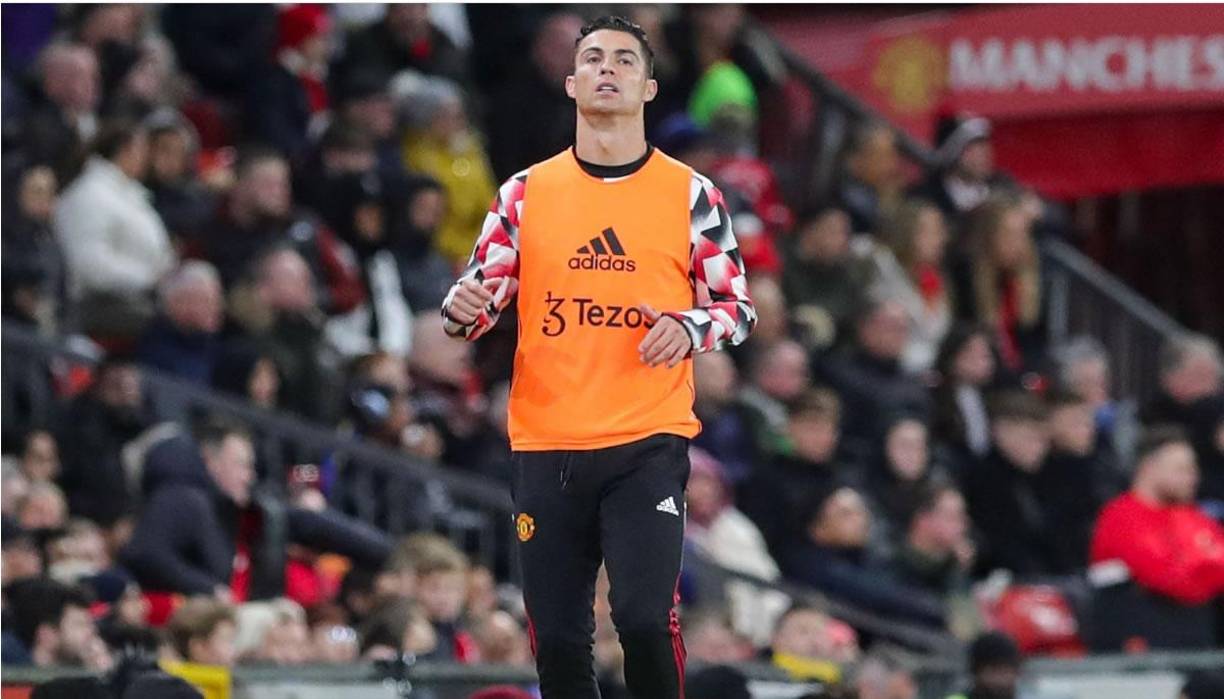 Cristiano Ronaldo estuvo calentando en el segundo tiempo, pero el entrenador Erik ten Hag decidió no meterlo, situación que molesto al portugués.