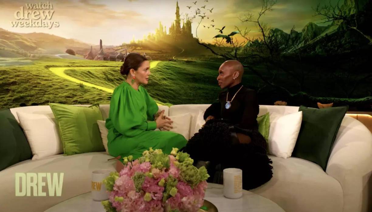 Erivo también detalló las diferentes formas en que Grande recurre al tacto para comunicarse con ella. “A veces estamos en una situación en la que no podemos decir nada y un apretón de manos es una buena manera de comunicarnos. Puede que estemos hablando con alguien, o puede que yo necesite comunicarle algo y es solo un apretón de manos o un pellizco en el dedo. O un abrazo”, reveló.