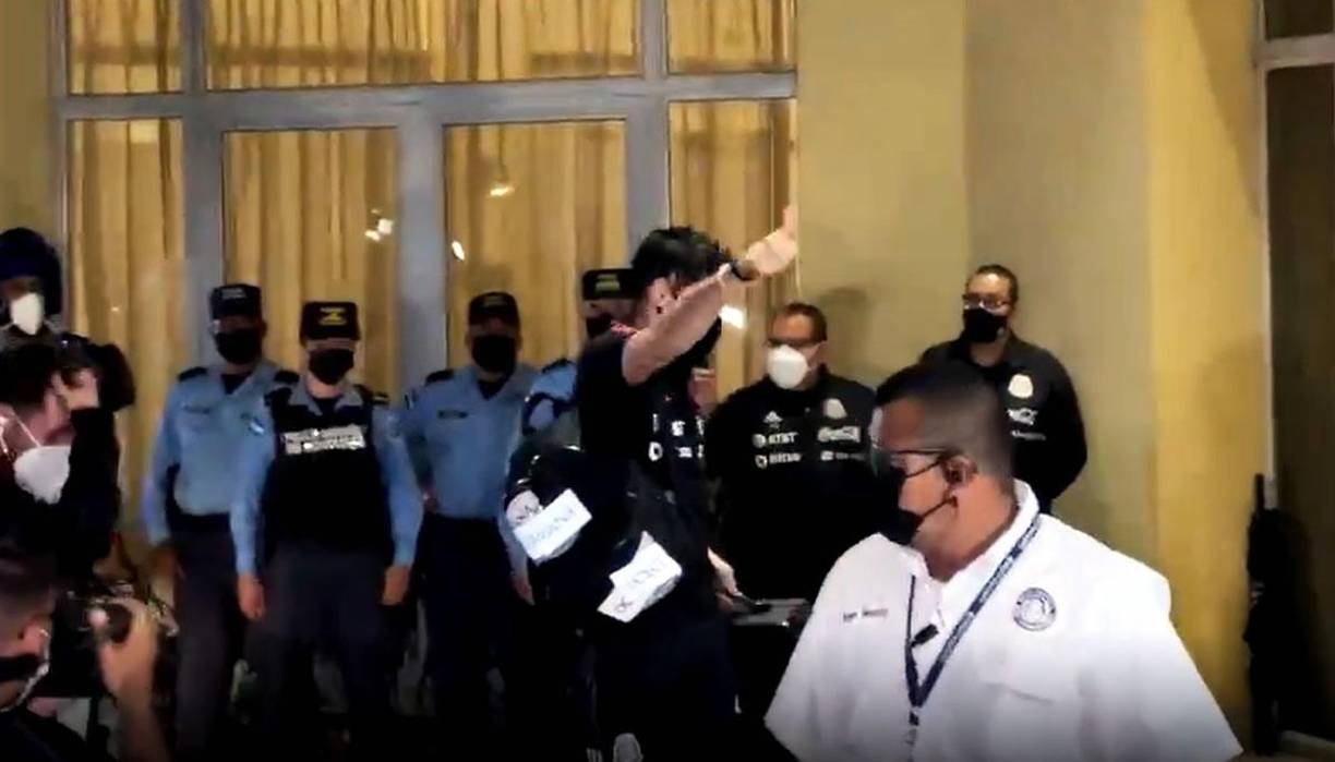 Raúl Jiménez levantó su pulgar para saludar a los aficionados mexicanos.