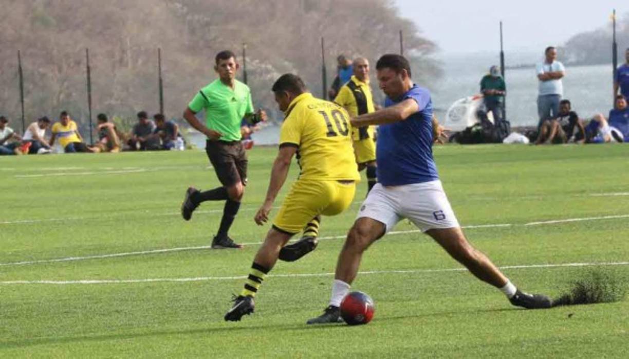 La cancha fue inaugurada con un juego de veteranos en donde disfrutaron del fútbol de prinicipio a fin.